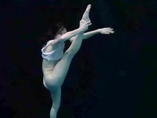 নিচের পানি নমনীয় gymnastic