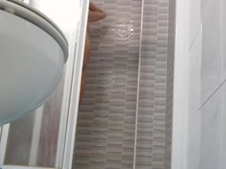 Espionaje en fascinating esposa afeitando coño en ducha